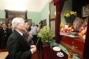 Tổng bí thư, Chủ tịch nước dâng hương lên Chủ tịch Hồ Chí Minh