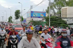Cửa ngõ đông, tây TP.HCM lại quá tải sau 2-9