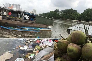 Chợ nổi trên dòng Kênh Tẻ lềnh bềnh rác