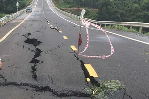 Đường 250 tỉ đồng nứt toác: Đang tìm nguyên nhân