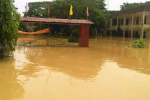 Lũ ở miền Trung rút nhưng nhiều nơi vẫn ngập nặng