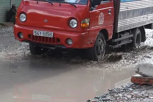 Bình Chánh: Đường Nữ Dân Công cứ mưa lại thành 'hồ bơi'