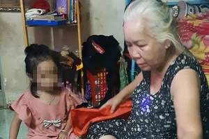 Vợ chồng già nhận đứa trẻ bị bỏ rơi làm con nuôi