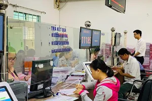 Cán bộ Hóc Môn làm việc trực tuyến với dân