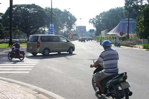 Đi vào đường cong có cần bật xi nhan?