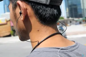 Lái xe, đeo tai nghe hướng dẫn chỉ đường có phạm lỗi?