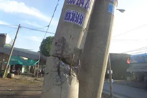 Trụ đèn gãy trơ ‘xương’, nguy hiểm cho người đi đường