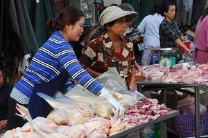 Giải cứu gà giá rẻ: Cách nào?