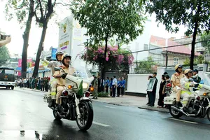 CSGT dẫn đoàn và những chuyện chưa kể