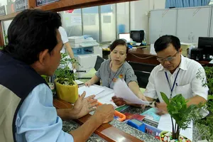 Phường đông dân ở TP.HCM: Trăm việc đổ đầu cán bộ