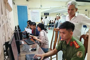 Ngồi nhà vẫn làm được hộ chiếu