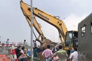 TP.HCM đưa cơ giới khắc phục bờ bao, đối phó với triều cường