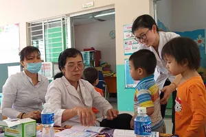 Phụ huynh nhấp nhổm khi nhân viên kế toán kiêm… y tế