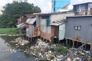 Dân nín thở sống ven kênh rác