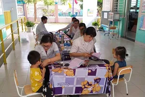 ‘Chưa đến lúc phải tăng định mức nhân viên y tế’