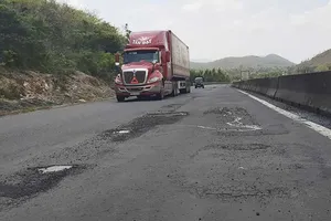Quốc lộ 1 qua Phú Yên lại như ‘áo rách sau mưa’