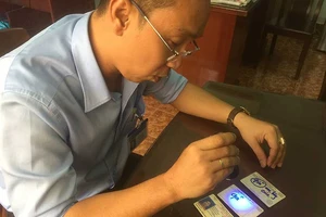 Nạn bằng lái giả ‘anh bế em’ bùng phát