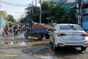 Dân mệt mỏi với các ‘giếng nước’ giữa đường