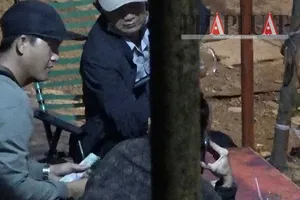 Điều tra: Cận cảnh nhóm móc túi Suối Tiên tẩu tán, bán đồ gian