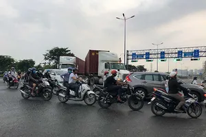 Vì sao 10 năm chưa xong dự án mở rộng xa lộ Hà Nội?