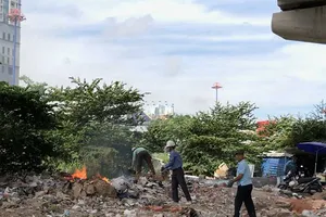 Lo ô nhiễm, người dân tự gom rác để đốt