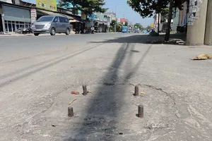 Bàn chông trên vỉa hè bẫy người đi đường