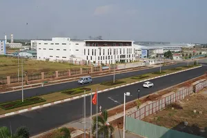 Miếng bánh đất nhà xưởng nhiều người tranh