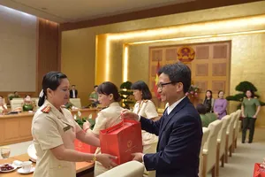 Phó Thủ tướng gặp mặt những ‘bông hồng thép’