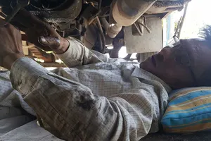 Anh thợ tài hoa nằm sửa xe