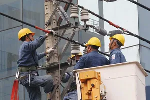 Đề xuất điều chỉnh giá điện như giá xăng dầu