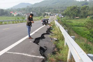Đường dẫn cầu vượt cao tốc Đà Nẵng-Quảng Ngãi nứt toác