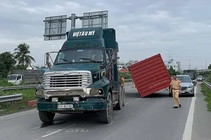 Một vụ xe đầu kéo rơi container trên đường.