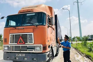 Lúng túng xử phạt tài xế xe container không gài chốt