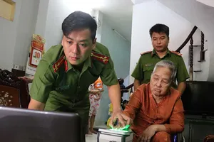 Tổ cấp căn cước công dân giúp người khó khăn ở quận 9