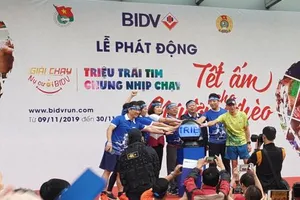 16.000 người chạy ‘Tết ấm cho người nghèo’