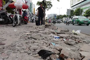 Vỉa hè bị bong tróc