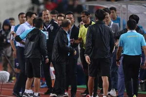 Điểm cộng trong trận derby nhiều tranh cãi