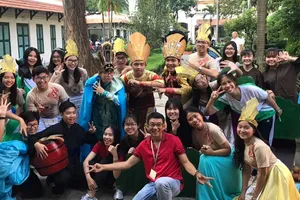 Cho trò xem phim và viết Faceboook khi dạy sử