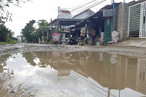 Dân khốn khổ vì đường phục vụ thi công cao tốc bị băm nát