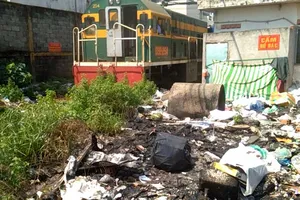 Bất chấp nguy hiểm, nhiều người xả rác ra đường ray xe lửa