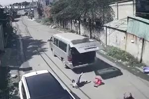 Hy hữu: 3 học sinh văng khỏi xe đưa đón