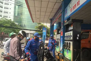 Đủ chiêu trò gian lận móc túi người mua xăng