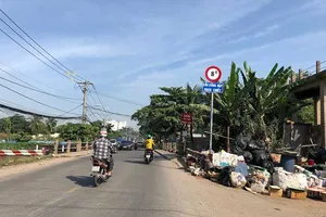 Nguy cơ sập cầu vì gồng gánh nhiều xe quá tải