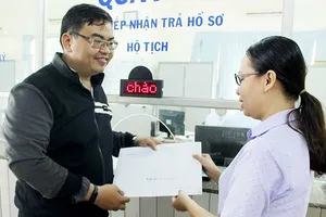 Dân lên phường làm giấy bất ngờ được nhận... phong bì