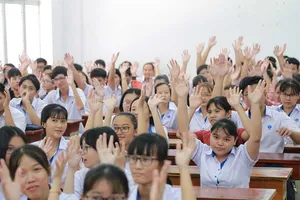 Tranh cãi việc buộc sinh viên mặc đồng phục