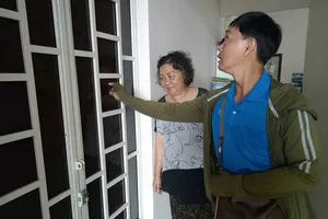 Bức xúc vì lối thoát hiểm bị bịt kín