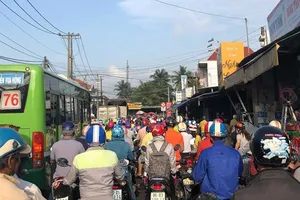 Hàng loạt cầu đường ‘tắc tị’ vì vướng mặt bằng