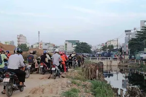 Gian nan qua khu đất gập ghềnh ven kênh Liên Xã