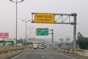 Về miền Tây: Điểm nghẽn đường bộ - thủy - không