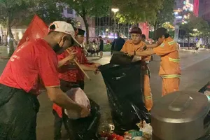 Vui chiến thắng, cổ động viên xắn tay dọn rác